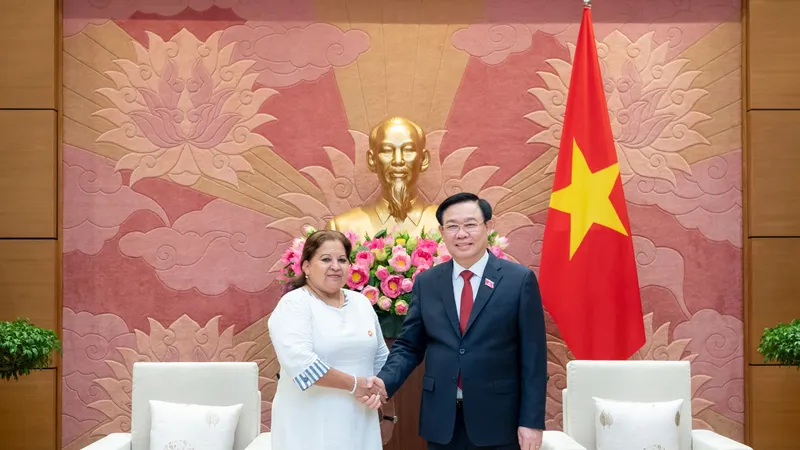 Chủ tịch Quốc hội Vương Đình Huệ tiếp Ủy viên Bộ Chính trị, Thành viên Hội đồng nhà nước, Tổng Thư ký Hội Liên hiệp phụ nữ Cuba Teresa Maria Amarelle Boue. Ảnh: Quochoi.vn
