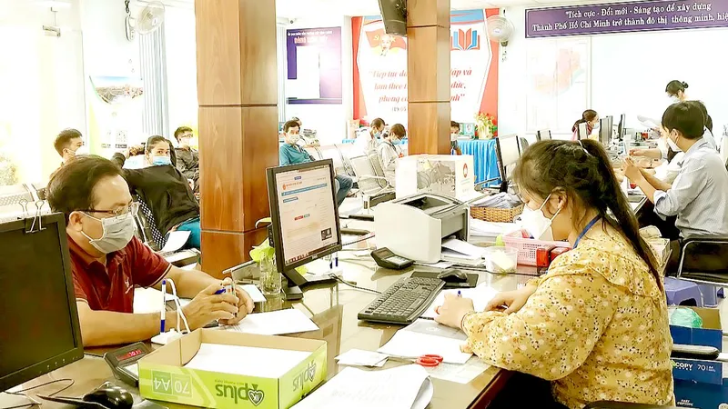 Công chức phường Hiệp Bình Chánh, TP Thủ Đức (TPHCM) tiếp nhận giải quyết hồ sơ cho người dân. Ảnh: NGÔ BÌNH