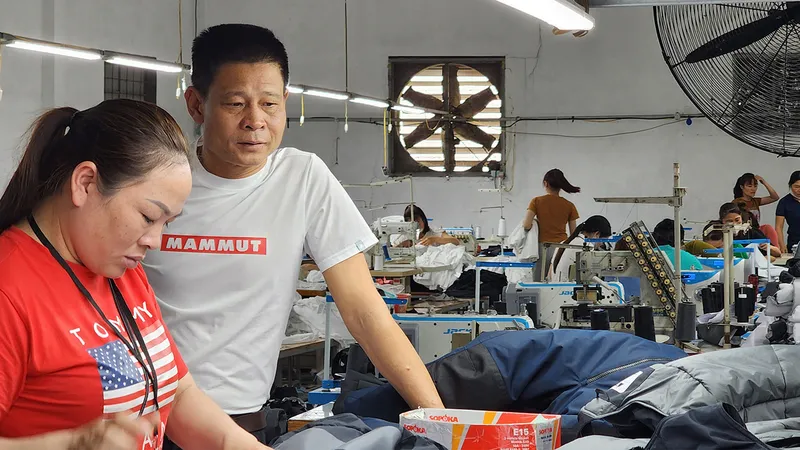 Xưởng may xuất khẩu giữa vùng gió Lào cát trắng