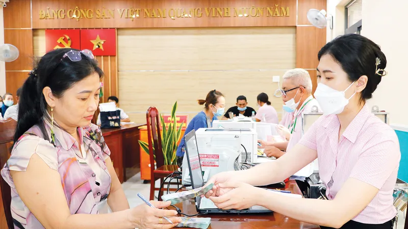 Người dân nhận tiền hỗ trợ vay vốn giải quyết việc làm tại Ngân hàng Chính sách xã hội quận 12, TPHCM