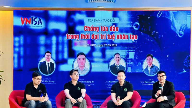 Các chuyên gia an ninh mạng đang trao đổi thông tin tại hội thảo "Cảnh báo rủi ro và phòng, chống lừa đảo qua mạng". Ảnh: Báo Tin tức