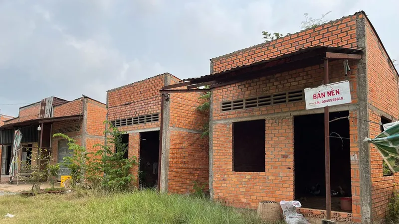 Nhà vượt lũ bỏ hoang được rao bán