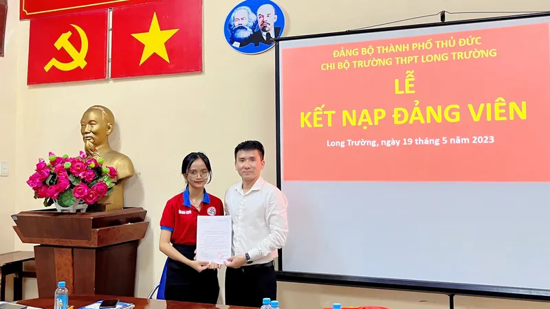 Học sinh xuất sắc 12 năm liền ở TP Thủ Đức được đứng vào hàng ngũ của Đảng 