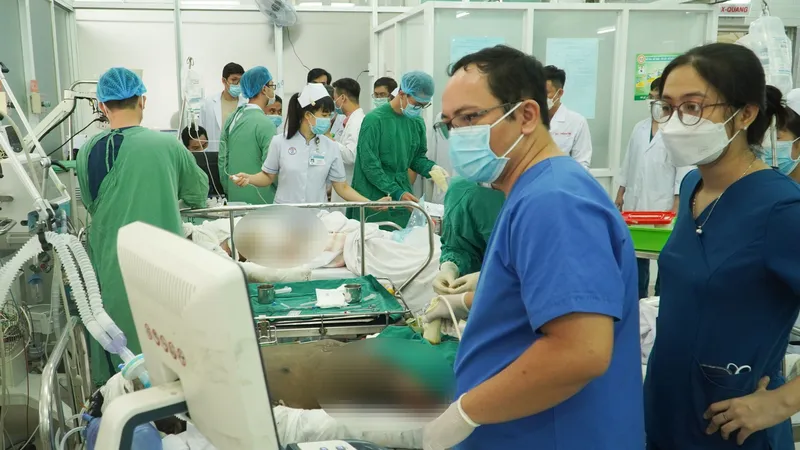 Bác sĩ Bệnh viện Chợ Rẫy đang thăm khám cho nạn nhân