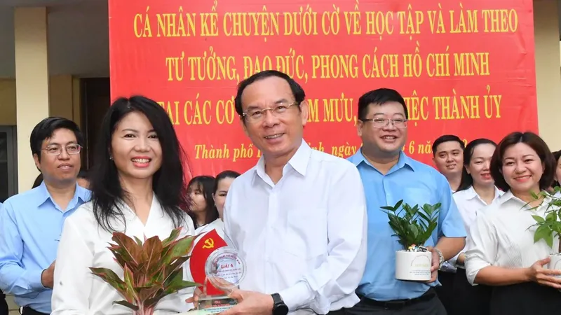 Thành ủy TPHCM khen thưởng 7 cá nhân kể chuyện dưới cờ về học và làm theo Bác