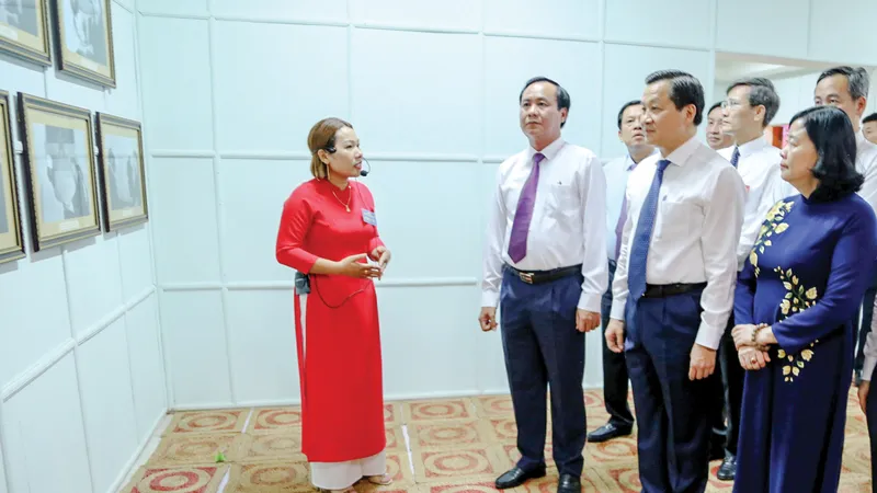 Phó Thủ tướng Lê Minh Khái và Trưởng Ban Dân vận Trung ương Bùi Thị Minh Hoài tham quan di tích Trụ sở Chính phủ Cách mạng lâm thời Cộng hòa miền Nam Việt Nam 