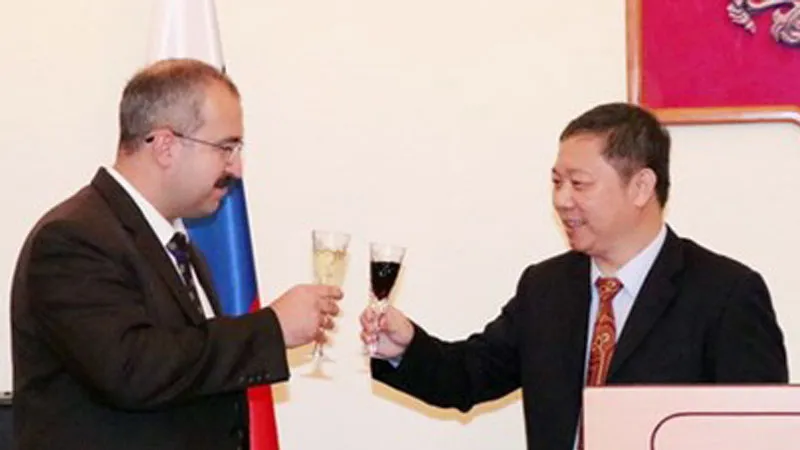 Phó Chủ tịch UBND TPHCM Dương Anh Đức chúc mừng Tổng lãnh sự Liên bang Nga tại TPHCM Sadykov Timur Sirozhevich. Ảnh: TTXVN