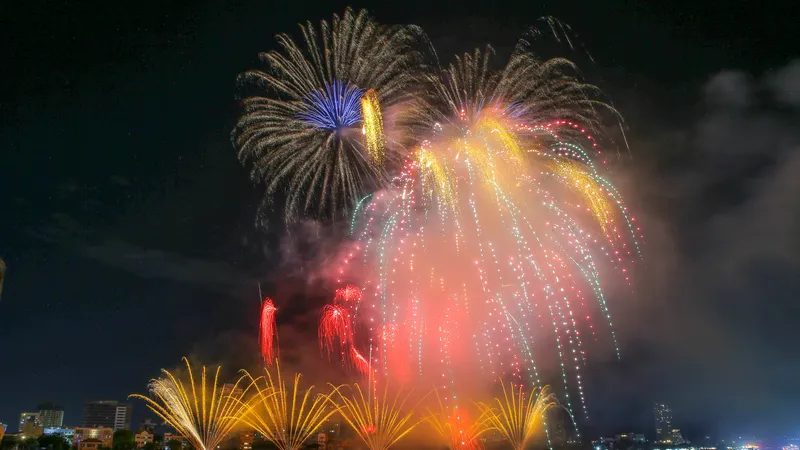 Phần trình diễn của đội pháo hoa Hands Fireworks (Canada)