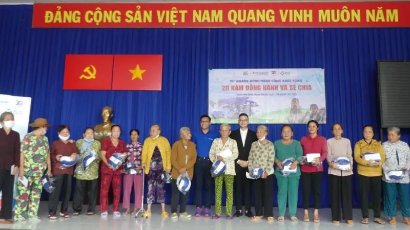 Đại diện lãnh đạo VietAbank và Bệnh viện Sante tặng quà người già neo đơn có hoàn cảnh khó khăn