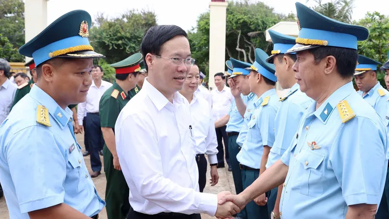 Chủ tịch nước Võ Văn Thưởng thăm, tặng quà cán bộ, chiến sĩ Trạm Rada 55 thuộc Trung đoàn 292, Sư đoàn 377, Quân chủng Phòng không - Không quân, đóng quân tại Phú Quý. Ảnh: TTXVN