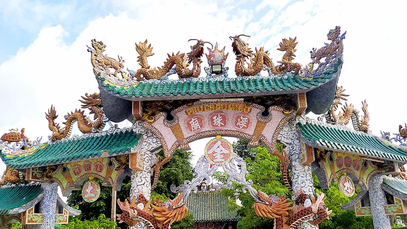 Cổng chính uy nghi với những tượng rồng chầu