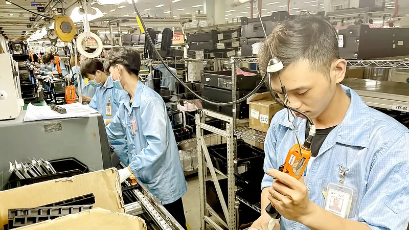 Công nhân nhà máy Datalogic sản xuất thiết bị điện từ tại Khu Công nghệ cao TPHCM. Ảnh: HOÀNG HÙNG