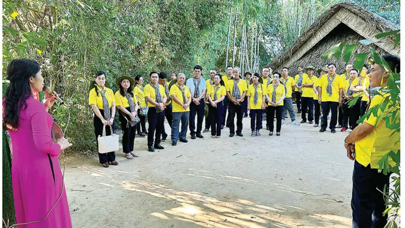 Ngày 21-6, Đảng ủy Khối Dân - Chính - Đảng TPHCM tổ chức Hành trình về nguồn Tự hào Tổ quốc tôi với điểm khởi đầu ở Nghệ An. Ảnh: TRỌNG NGHI