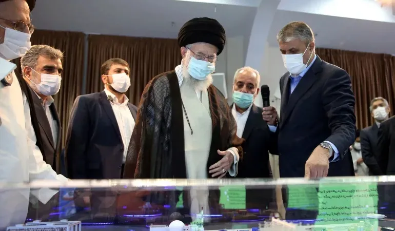 Lãnh tụ tối cao Iran Ayatollah Ali Khamenei nghe giới thiệu về mô hình một cơ sở hạt nhân. Ảnh: Asia News