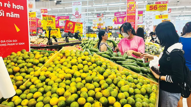Người dân mua trái cây tại BigC Gò Vấp, TPHCM 