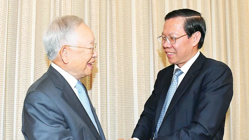 Chủ tịch UBND TPHCM Phan Văn Mãi tiếp ông Sohn Kyung-shik, Chủ tịch Tập đoàn CJ, Hàn Quốc. Ảnh: VIỆT DŨNG