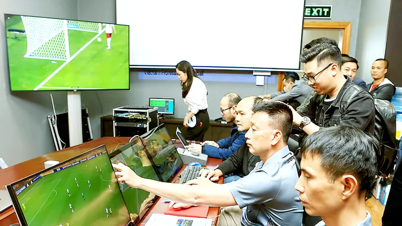 Các trọng tài Việt Nam tập huấn điều hành công nghệ VAR cho sân chơi V-League. Ảnh: THANH QUỐC