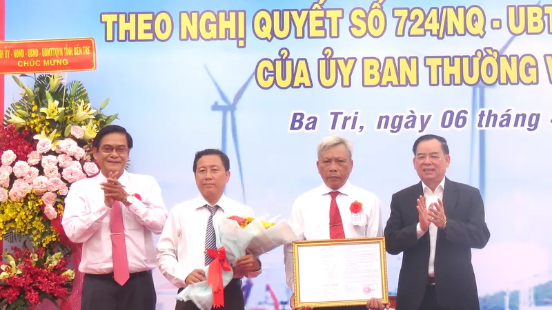 Chủ tịch UBND tỉnh Bến Tre Trần Ngọc Tam trao quyết định và hoa chúc mừng Chủ tịch thị trấn Tiệm Tôm