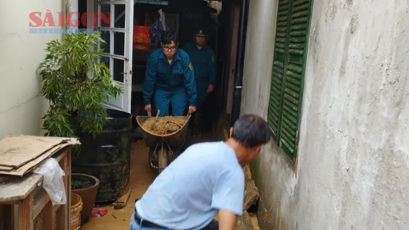 Các lực lượng thuộc UBND phường 3, TP Đà Lạt hỗ trợ người dân khắc phục hậu quả do mưa lớn gây ra
