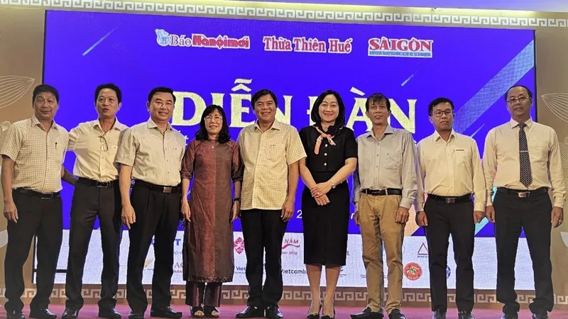 Ban biên tập 3 báo Đảng: Hà Nội Mới, Thừa Thiên Huế và Sài Gòn Giải Phóng chụp ảnh lưu niệm tại diễn đàn