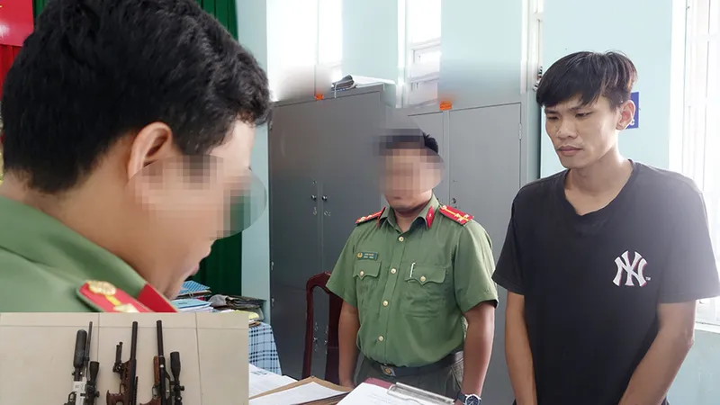 Bị can Nhật cùng vũ khí tại Cơ quan Công an. Ảnh: CTV