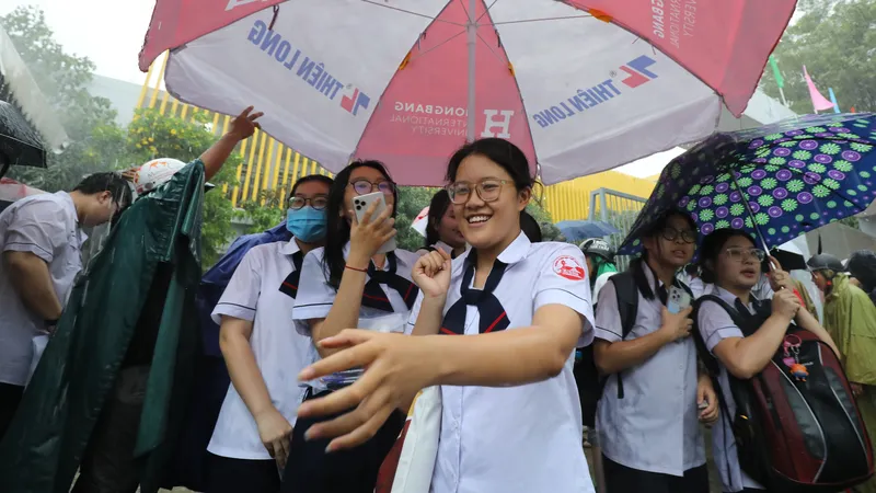 TPHCM: Thí sinh tươi cười ra về trong cơn mưa sau giờ thi môn Toán