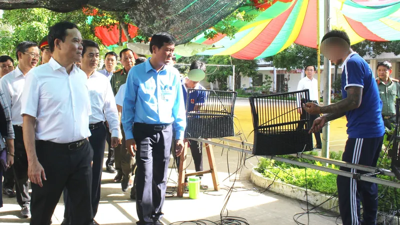 Phó Thủ tướng Trần Lưu Quang thăm, tặng quà Cơ sở cai nghiện ma túy TP Cần Thơ và Hậu Giang