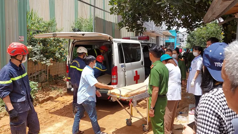Thi thể 2 nạn nhân được đưa ra khỏi khu vực sạt lở ở Đà Lạt