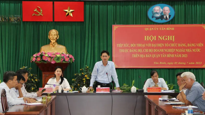 Đồng chí Nguyễn Hoàng Long, Phó Bí thư Thường trực Quận ủy chủ trì, phát biểu tại hội nghị