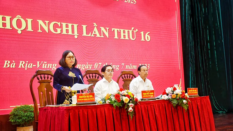 Bà Nguyễn Thị Yến, Phó Bí thư Thường trực Tỉnh ủy, Trưởng Đoàn ĐBQH tỉnh điều hành hội nghị. Ảnh: PHÚC LƯU - Báo BR-VT