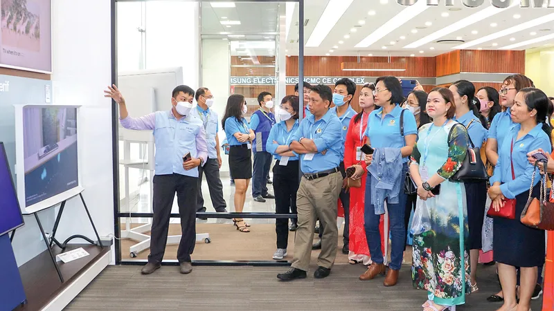 Các công đoàn viên tham quan Nhà máy Samsung, Khu Công nghệ cao TPHCM