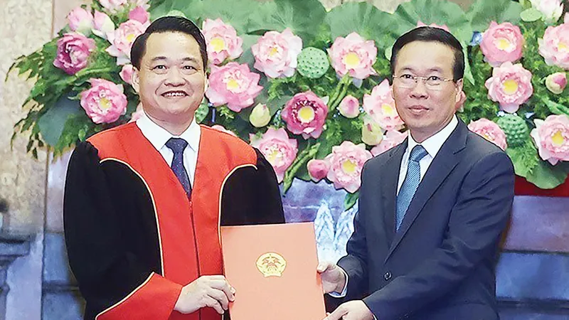 Chủ tịch nước Võ Văn Thưởng trao Quyết định bổ nhiệm chức danh Thẩm phán TAND tối cao cho đồng chí Nguyễn Hồng Nam. Ảnh: TTXVN