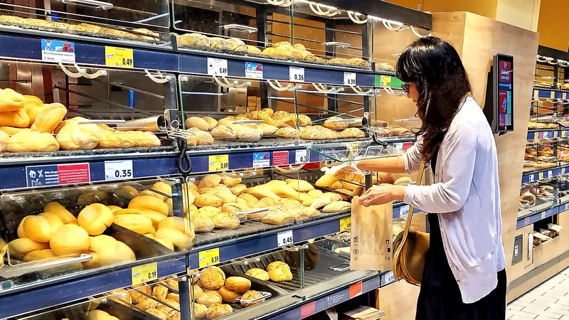 Nhiều hôm không kịp tự nướng bánh, tôi ra cửa hàng mua mẻ Brötchen mới ra lò. Ảnh: NAM VINH