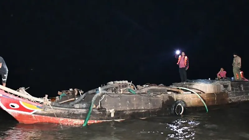Lực lượng chức năng tỉnh Tiền Giang phát hiện và xử lý 1 tàu khai thác cát trái phép. Ảnh: NGỌC PHÚC