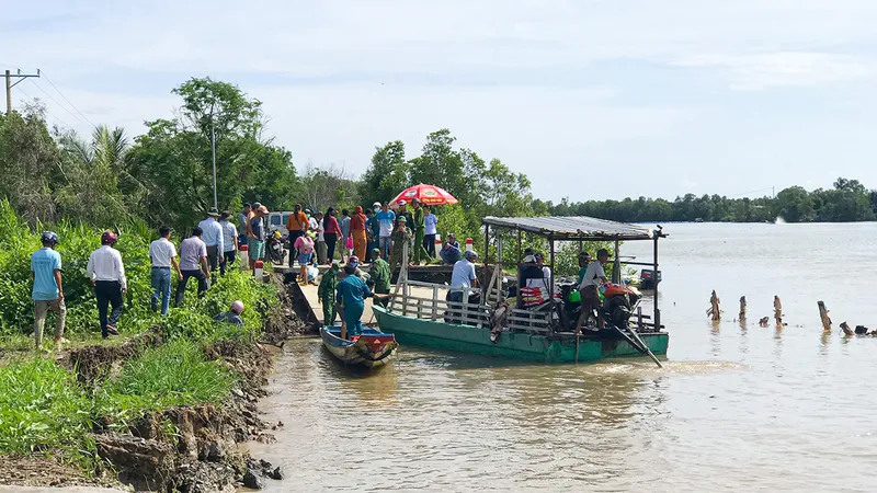 Một tuyến đường ở huyện Đầm Dơi, tỉnh Cà Mau bị chia cắt hoàn toàn do sạt lở. Ảnh: TẤN THÁI