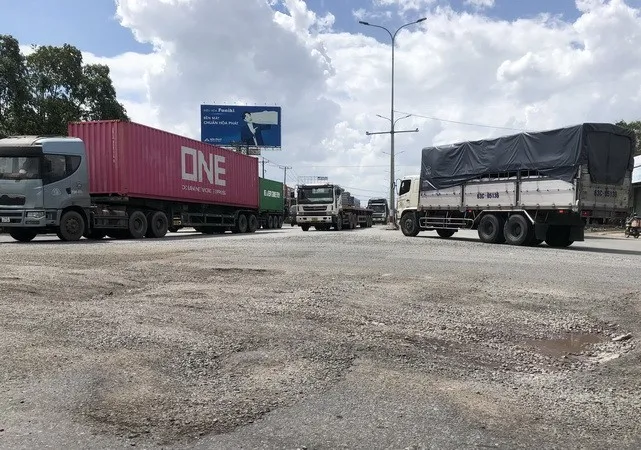 Cấp bách sửa chữa mặt đường quốc lộ 51 