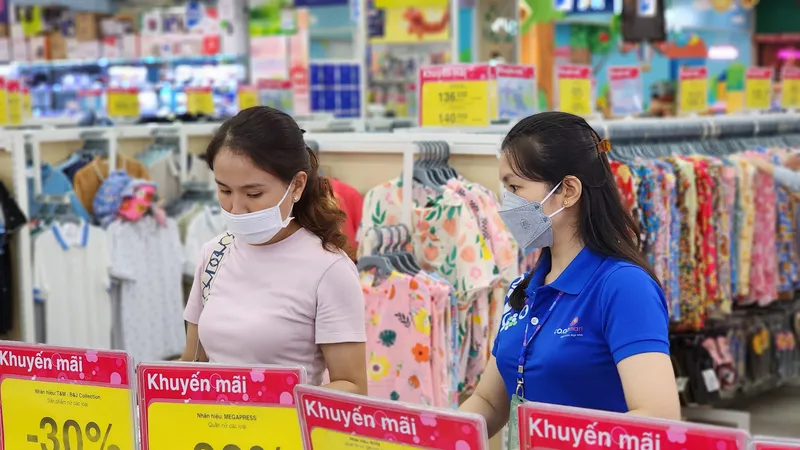 Khách hàng chọn mua sản phẩm khuyến mãi tại một siêu thị của Saigon Co.op