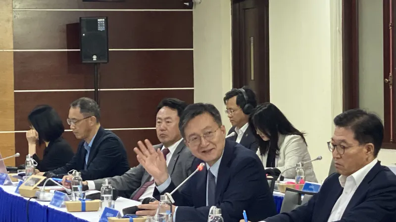 Các đại biểu ĐH Quốc gia Seoul (Hàn Quốc) tại tọa đàm trao đổi về sự hợp tác giữa nhà trường và doanh nghiệp 
