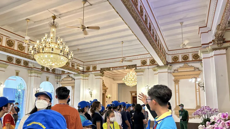Hướng dẫn viên Saigontourist đưa khách tham quan di tích kiến trúc nghệ thuật trụ sở HĐND - UBND TPHCM