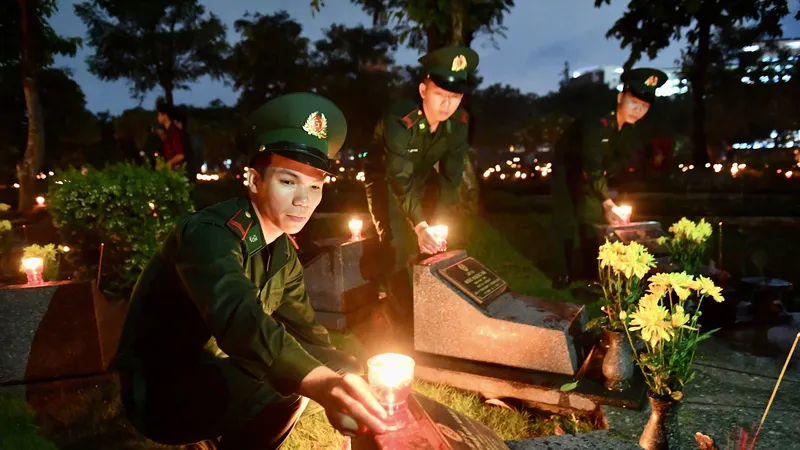 Đoàn viên, thanh niên TPHCM thắp nến tri ân các anh hùng liệt sĩ tại Nghĩa trang Liệt sĩ TPHCM. Ảnh: VIỆT DŨNG 