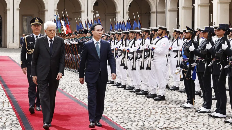 Chủ tịch nước Võ Văn Thưởng và Tổng thống Italy Sergio Mattarella duyệt đội danh dự tại lễ đón chính thức. Ảnh: TTXVN 