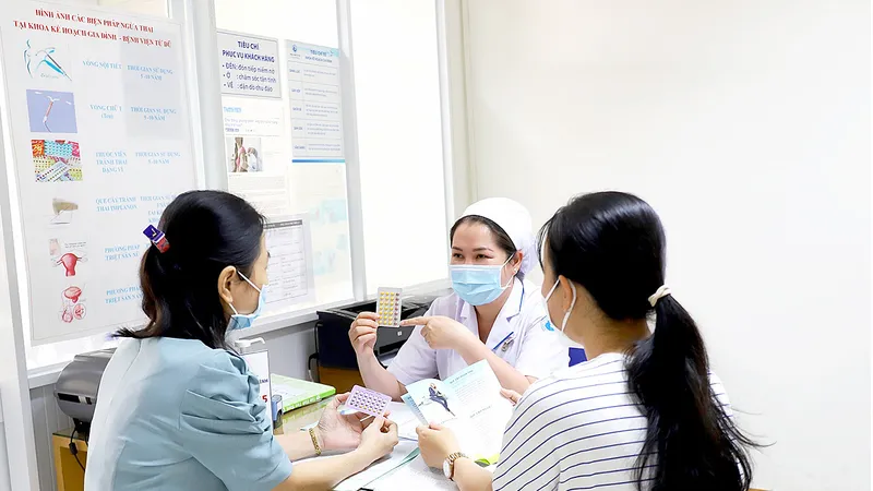 Khoa Kế hoạch gia đình, Bệnh viện Từ Dũ tư vấn biện pháp tránh thai an toàn cho người dân