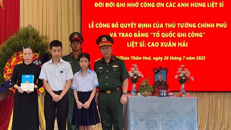 Thân nhân liệt sĩ Cao Xuân Hải tại lễ đón nhận Bằng “Tổ quốc ghi công”