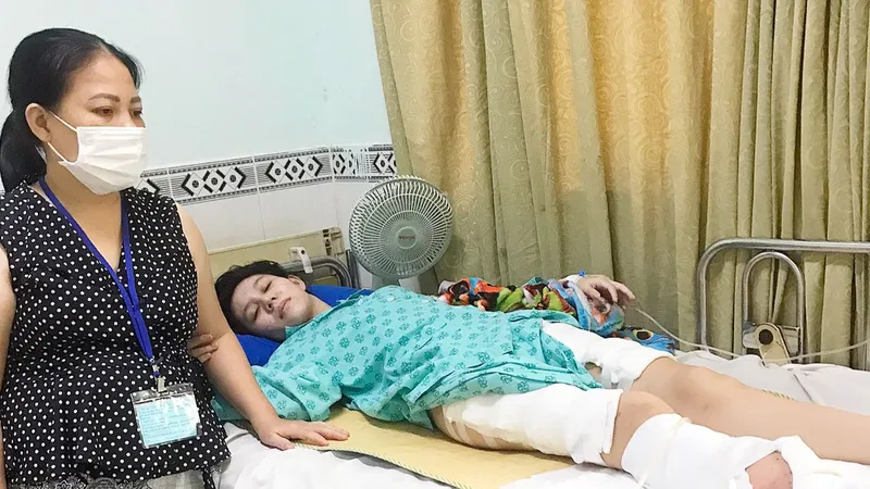 Em Nguyễn Thị Mỹ Hạnh không may bị gãy chân phải do tai nạn giao thông 