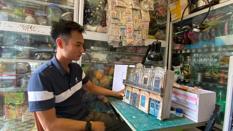 Nguyễn Văn Dũng bên mô hình ngôi nhà số 90 phố Hai Bà Trưng, Nam Định