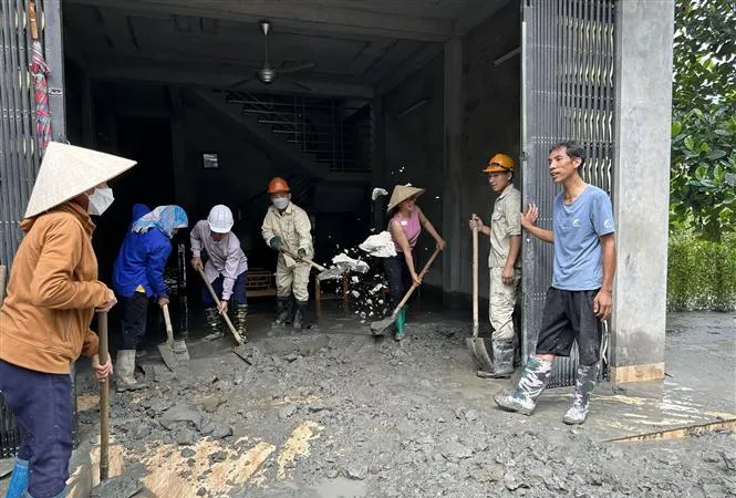 Lực lượng chức năng tích cực khắc phục hậu quả vụ vỡ cống tràn xả thải Nhà máy luyện đồng Tả Phời. Ảnh: TTXVN