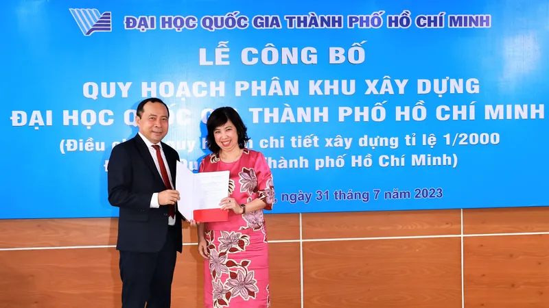 Bà Trần Thu Hằng, Vụ trưởng Vụ Quy hoạch kiến trúc, trao quyết định phê duyệt quy hoạch phân khu xây dựng ĐH Quốc gia TPHCM của Thủ tướng Chính phủ cho PGS-TS Vũ Hải Quân