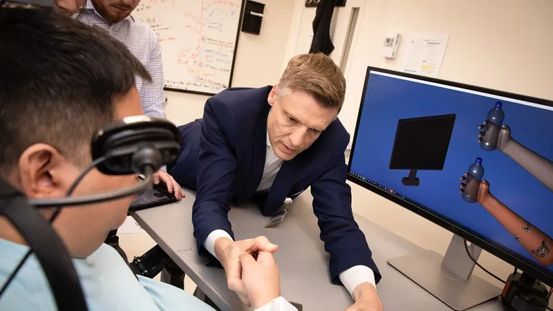 Ông Chad Bouton (phải) thực hiện thí nghiệm với Keith Thomas tại Viện Nghiên cứu Y khoa Feinstein. Ảnh: CNN