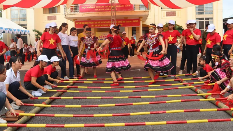 Đồng bào dân tộc thiểu số ở xã Đoàn Kết, huyện Bù Đăng, tỉnh Bình Phước với điệu múa sạp truyền thống. Ảnh: Bùi Liêm