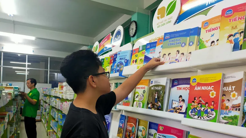 Nhà sách khan hàng, phụ huynh tìm mua sách giáo khoa chương trình mới ở đâu?